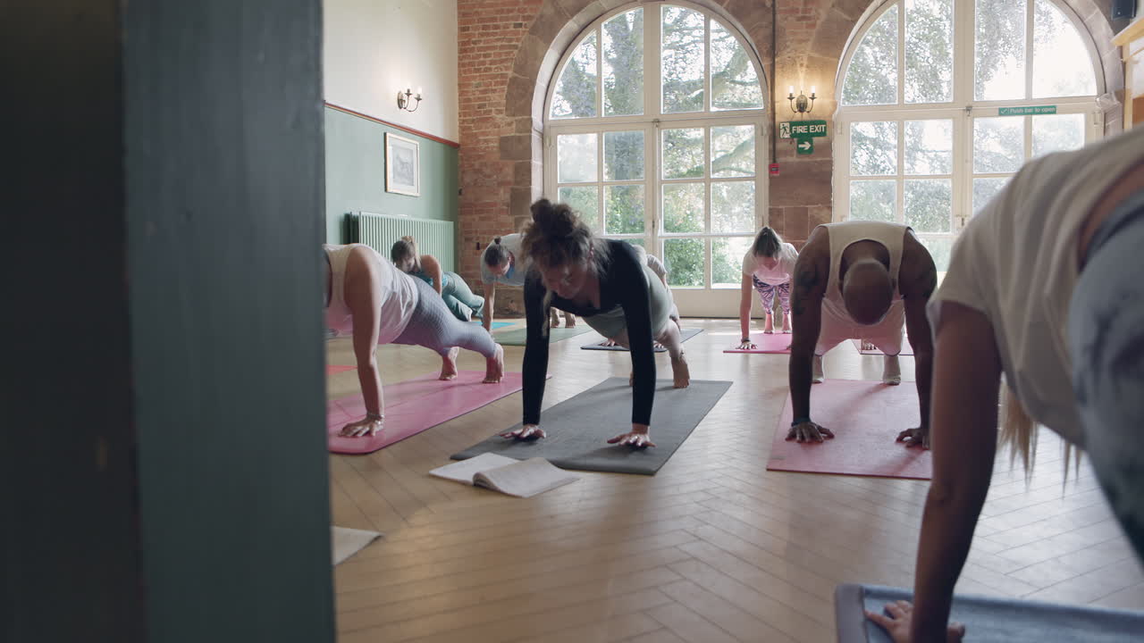 clase de yoga en curso