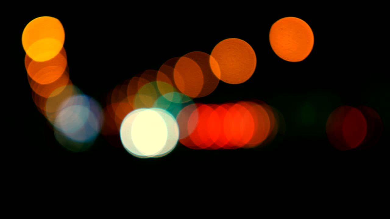 luces desenfocadas calle de los ángeles resumen. fondo borroso de la ciudad. círculos de bokeh en movimiento del tráfico nocturno.