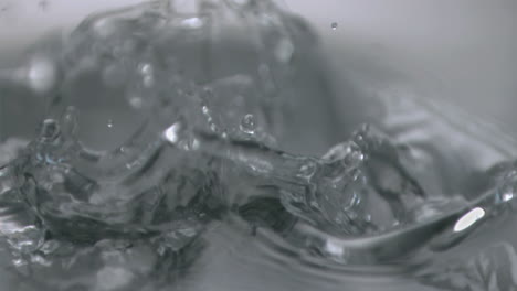 Cube-falling-in-super-slow-motion-in-water