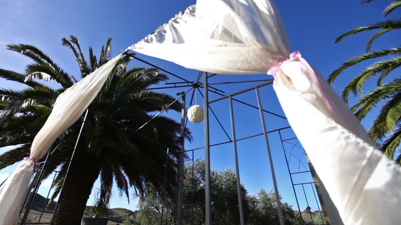 장식과 바람이 부는 결혼식장의 뒤로 당기는 샷