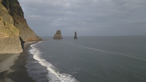 Reynisfjara-Schwarzer-Sandstrand-Und-Stapel-Im-Hintergrund,-Island