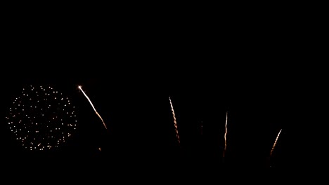 4k. bucle sin problemas de verdadero festival de fuegos artificiales coloridos en la exhibición del cielo por la noche durante las vacaciones nacionales, la fiesta de año nuevo o el evento de celebración