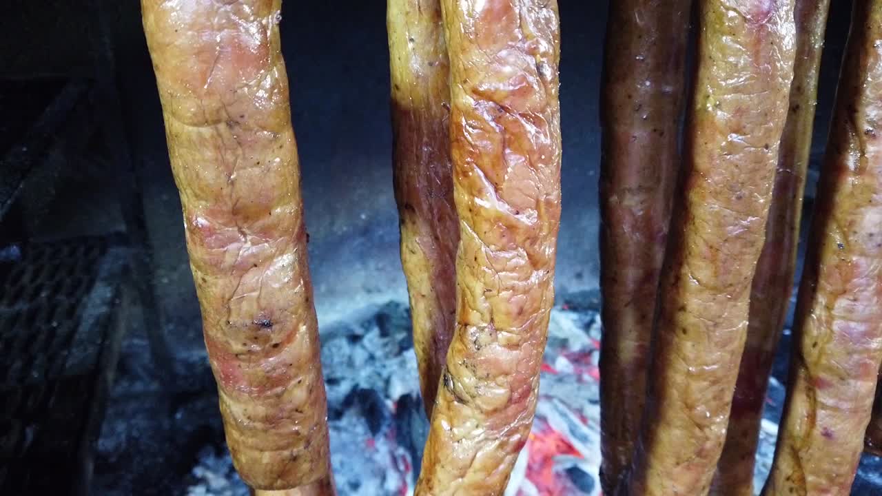 Preparazione di salsiccia alla brace nel braciere