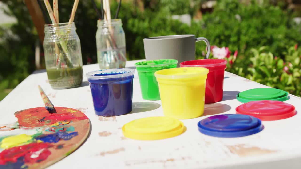 vídeo de montaje de una feliz pareja de ancianos diversa en casa y en el jardín en un día soleado