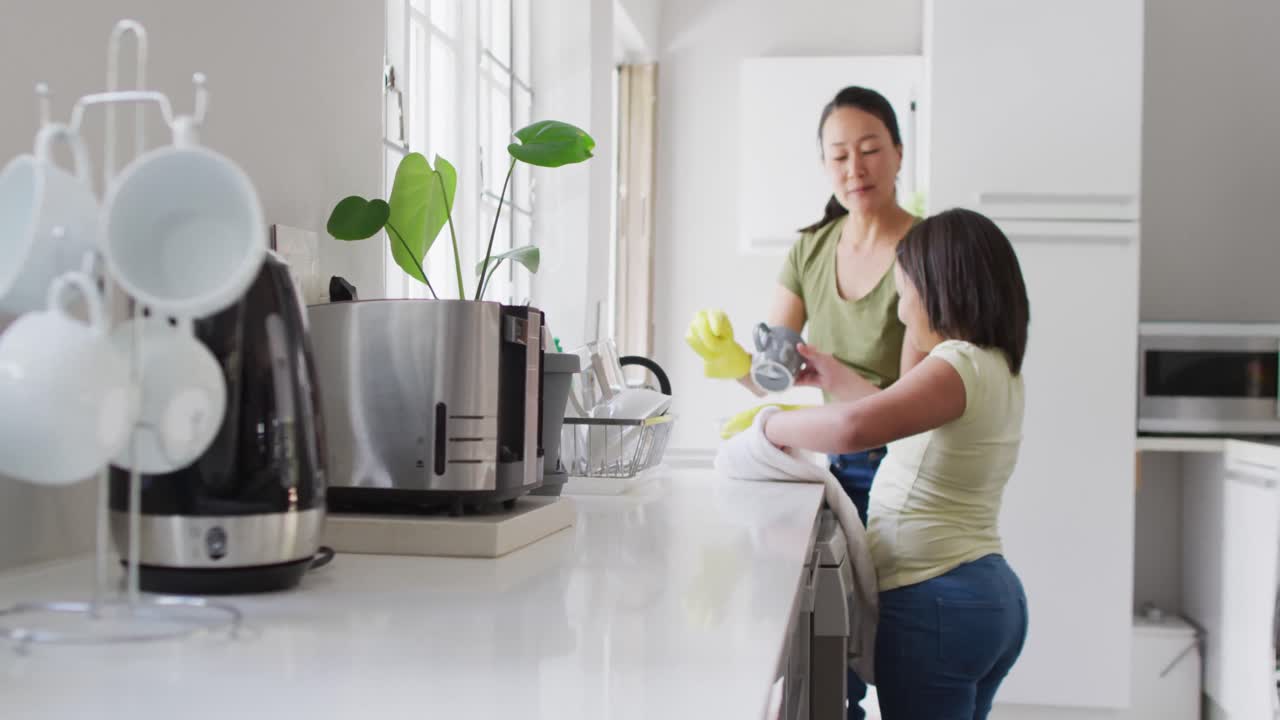 행복 한 아시아 어머니 와 딸 이 부 ⁇  을 청소 하는 영상