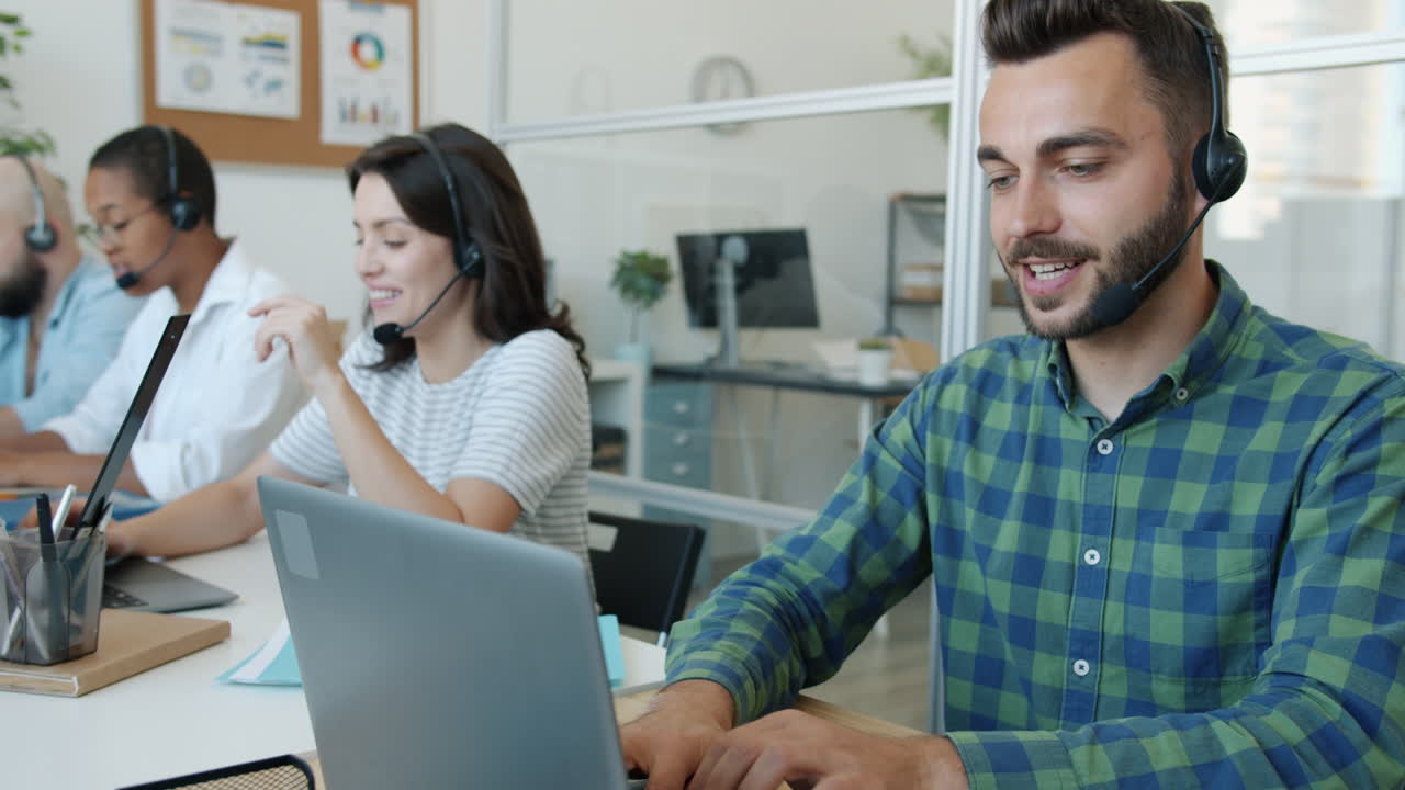 equipo de servicio al cliente en acción