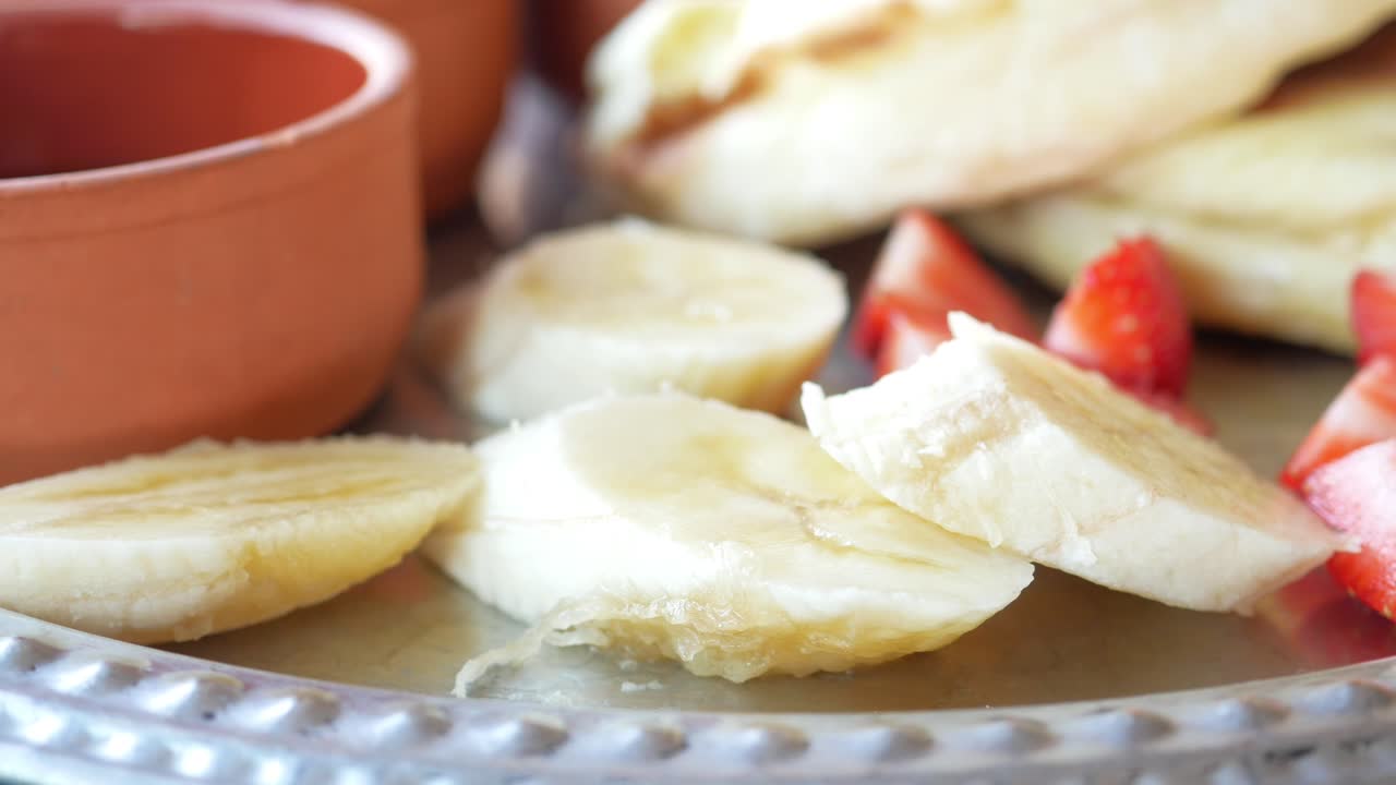 과 함께 파란 바나나와 딸기를 잘라