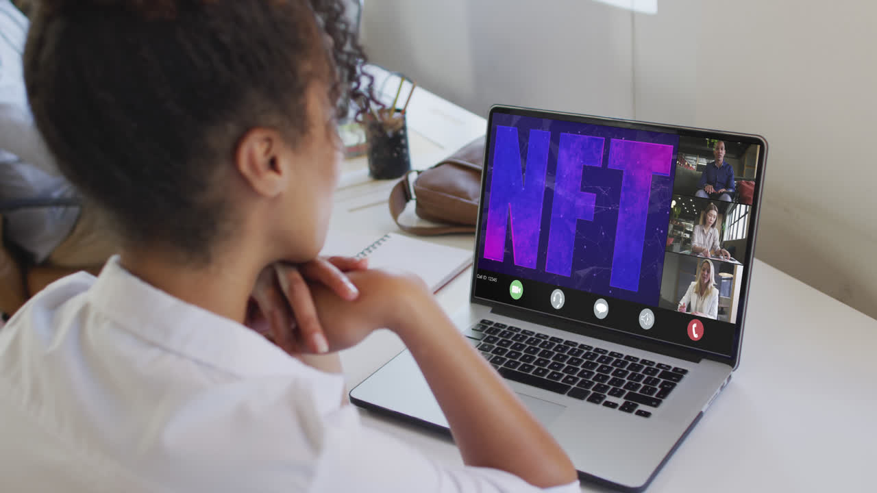 video de una mujer biracial haciendo una videollamada con sus compañeros de trabajo