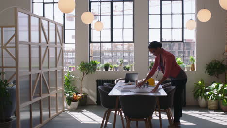 Mujer-De-Negocios-Embarazada-Arquitecta-Usando-Planos-De-Construcción-Trabajando-En-Proyecto-De-Construcción-Ingeniera-Lluvia-De-Ideas-Diseño-Solución-Planificación-Estrategia-De-Desarrollo-En-Oficina-Moderna