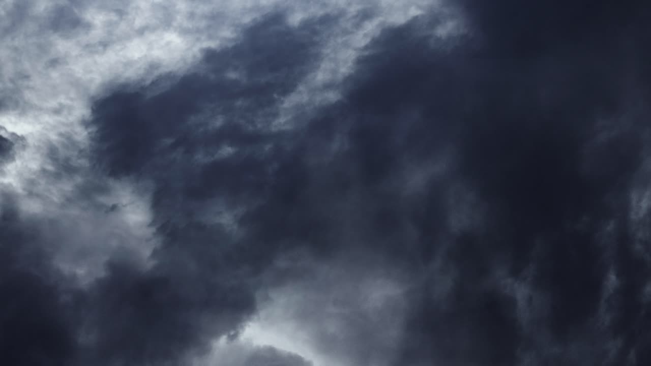 tormenta con relámpagos intermitentes 4k