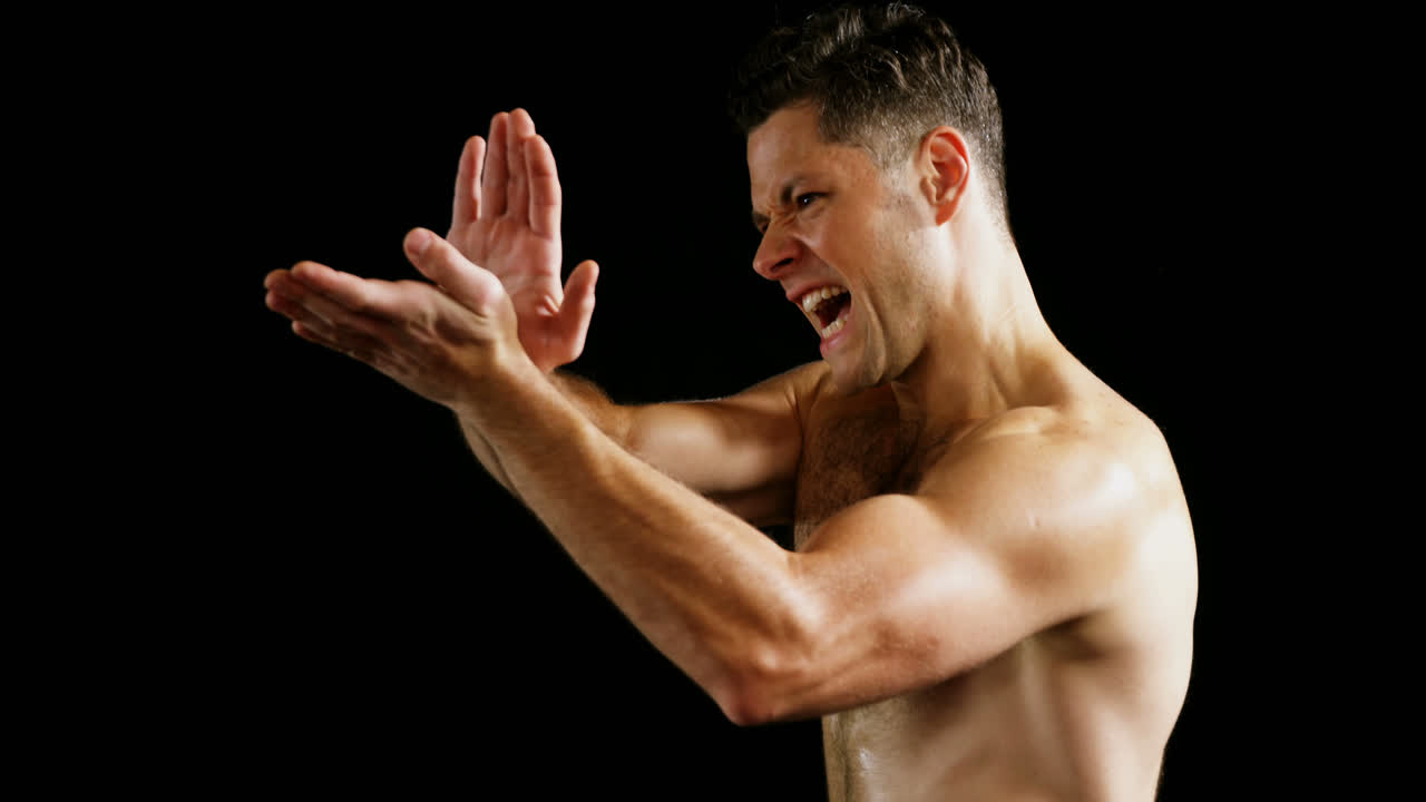 카라테를 연습하는 남자