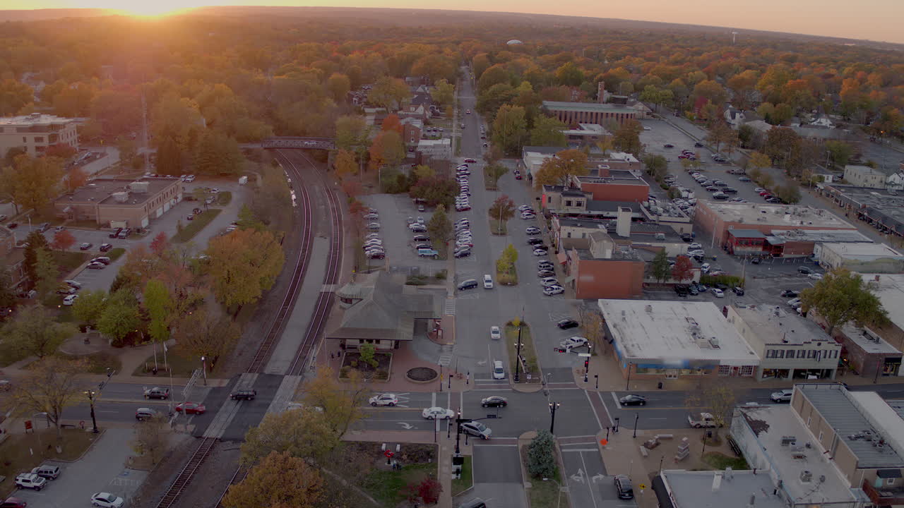 Veduta aerea di un incrocio presso la stazione ferroviaria nel centro di Kirkwood, Missouri, al tramonto in autunno.
