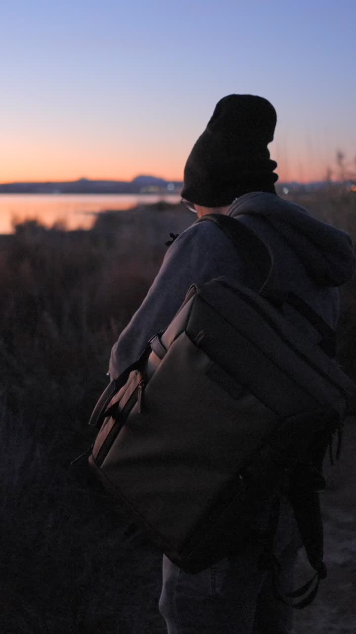 Fotografo che cattura paesaggi al tramonto