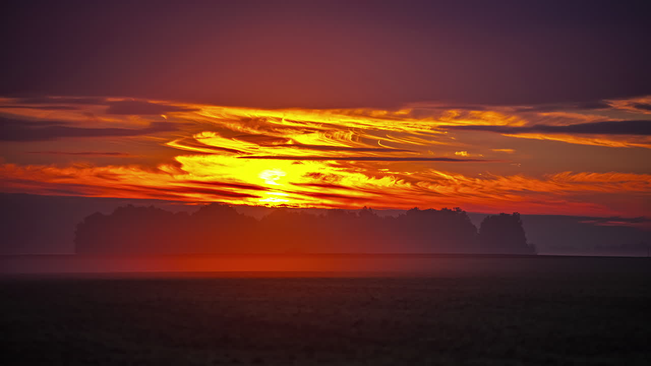 바람이 농지 너머로 불어오는 황금빛 일출 - 오랜 시간 경과