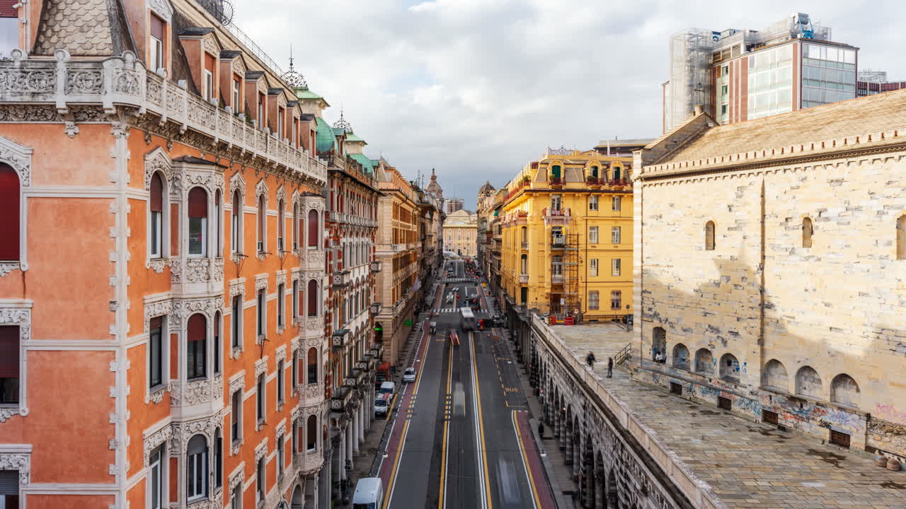 Timelapse di una strada storica di Genova, Italia, con traffico in movimento, edifici classici europei, stile di vita urbano, viaggio
