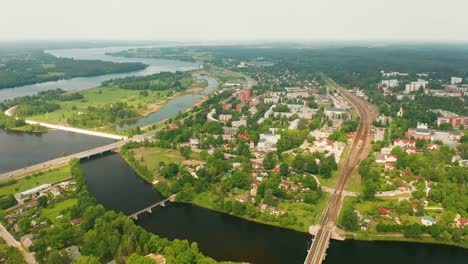 Luftaufnahme-Einer-Grünen-Kleinstadt-Oger-In-Lettland