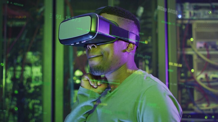 Headset wird aktiviert, Tester überprüft die Passform und blendet grüne Linien ein, die den Kopf im Serverraum verfolgen.