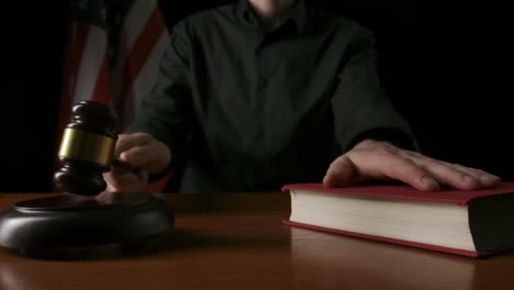 el juez golpeando el martillo en la sala del tribunal