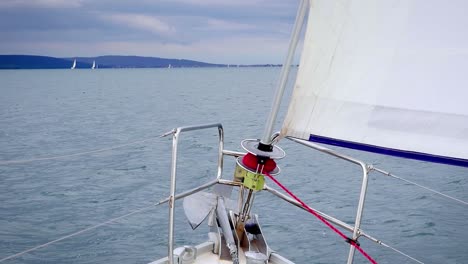 cabrestante autocazante en un velero - primer plano