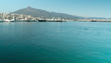 Zeitrafferansicht-Fahrender-Boote-Im-Hafen-Von-Estepona