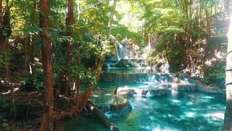 le meravigliose acque blu della cascata mata jitu sull'isola di moyo