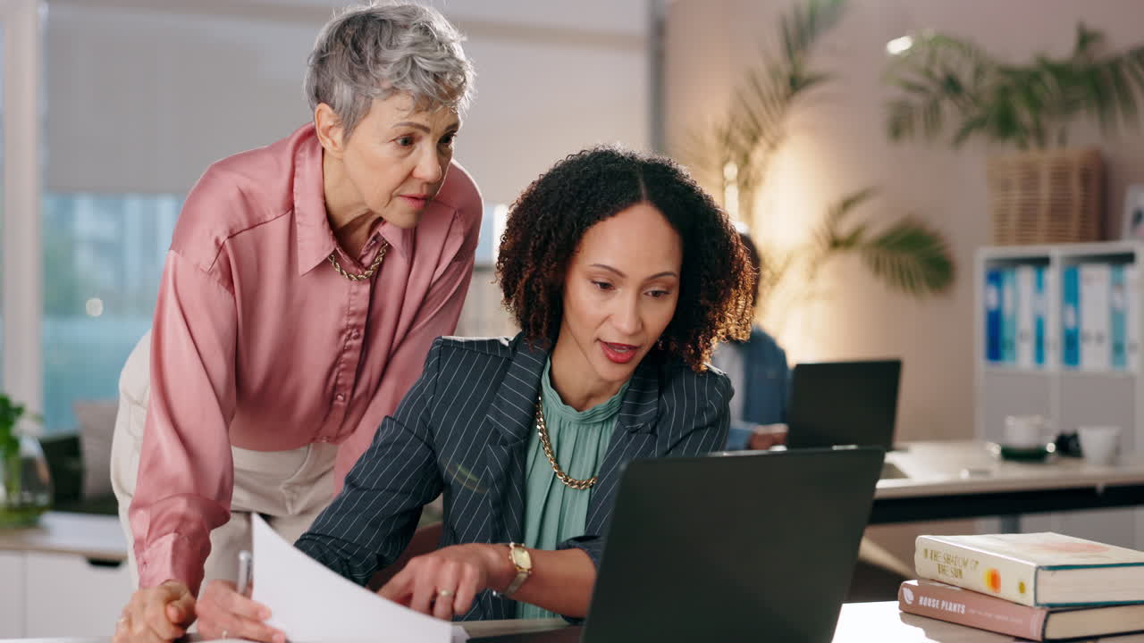 Donne d'affari che lavorano insieme in un ufficio