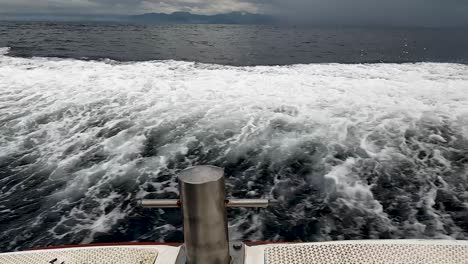 barco a toda velocidad a través del océano profundo para evitar masiva