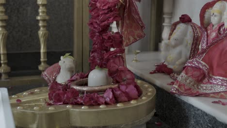 Dios-Hindú-Señor-Shivalinga-Entrometido-Por-El-Devoto-Con-Ofrenda-En-El-Templo-Durante-El-Día