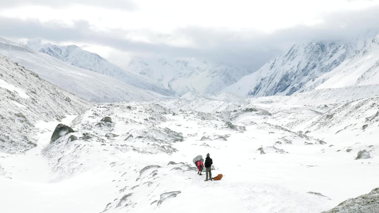 네팔의 라크 패스 (larke pass) 에서 5100m의 고도, 마나슬루 서 트렉 지역.
