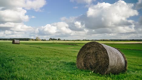 lapso de tiempo de un día con un rollo de heno en un campo