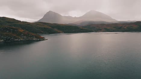 Drohnenaufnahme-Von-Loch-A&#39;Cairn-Báin