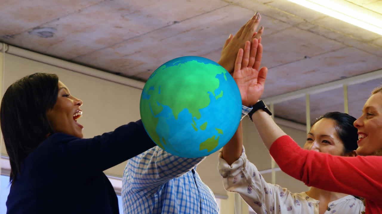animación del globo sobre los colegas de trabajo high fiving en el fondo