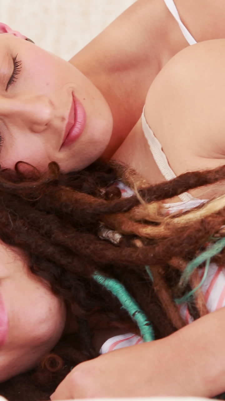 Coppia lesbica serena che dorme insieme a letto