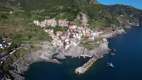 ciudad turística costera de manarola, cinque terre, italia - antena