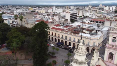 sobrevuelo aéreo de las torres del campanario de la fachada de la basílica en salta, argentina
