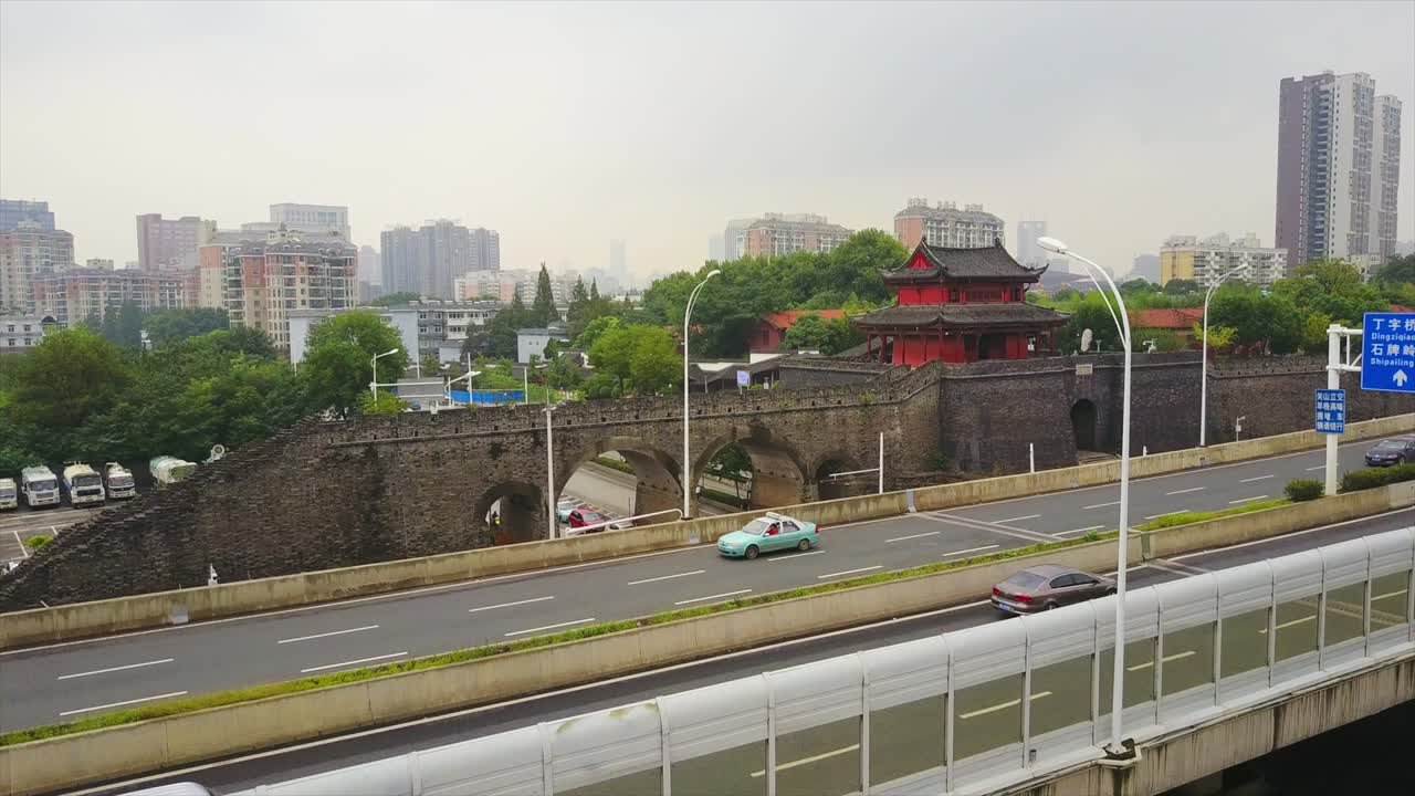 china ciudad de wuhan qiyimen templo tráfico carretera cruce día hora panorama aéreo 4k