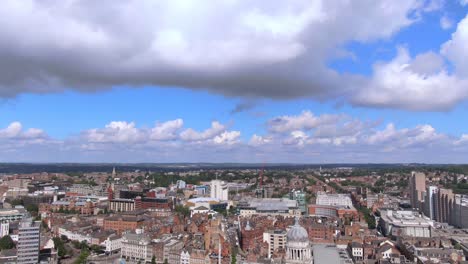 inclinado hacia abajo desde el cielo hacia el centro de la ciudad de nottingham en inglaterra