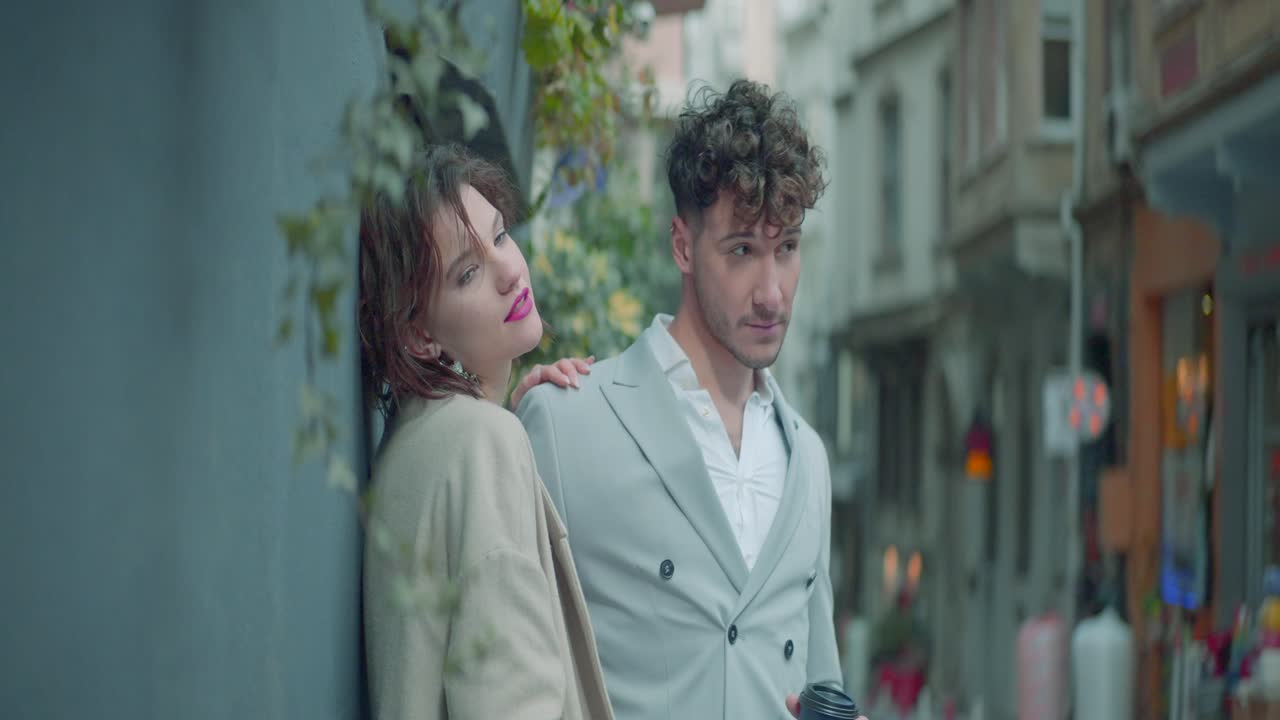 커플이 도시에서 커피 데이트를 즐기고 있습니다.