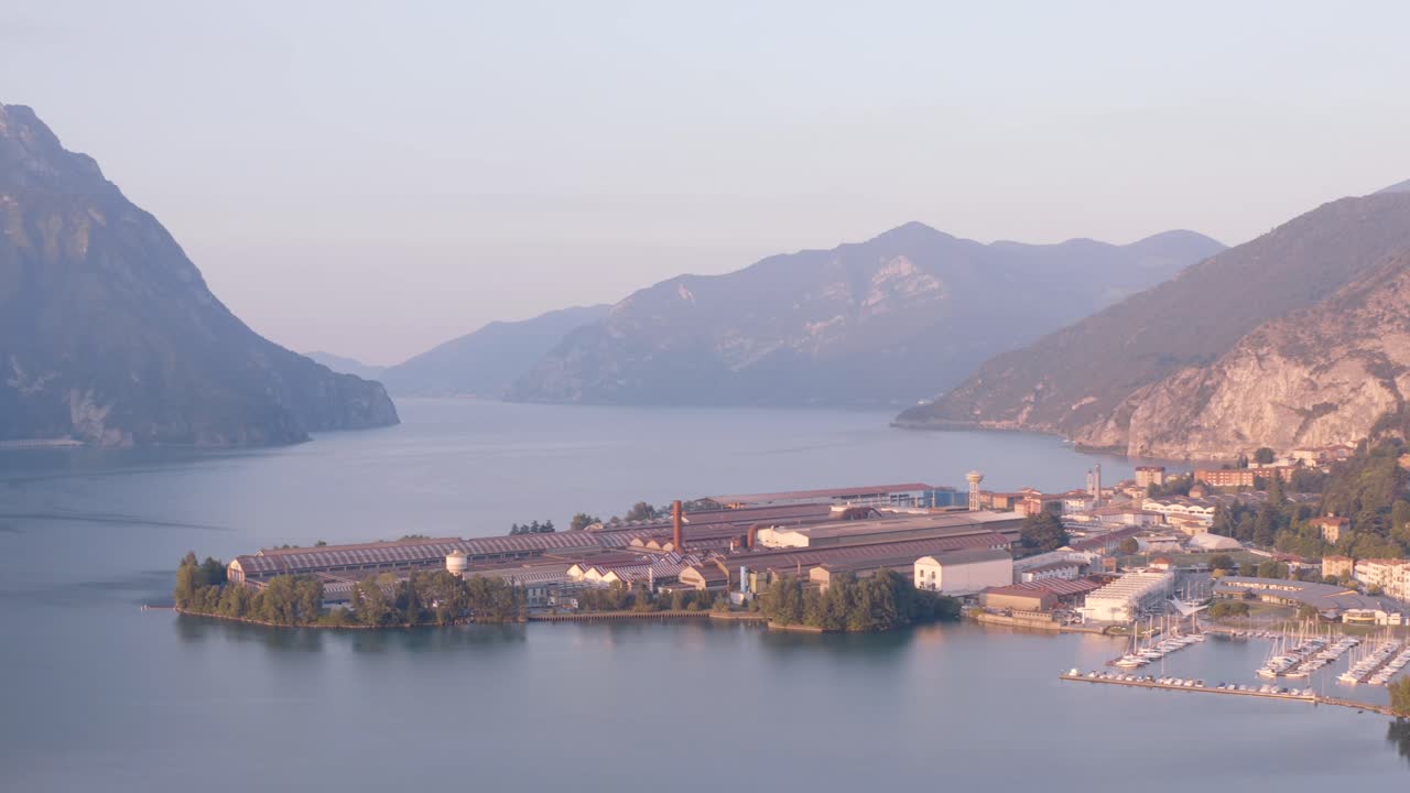 로베레 항구, 이세오 호수 파노라마, 이탈리아 롬바르디아의 멋진 공중 전망