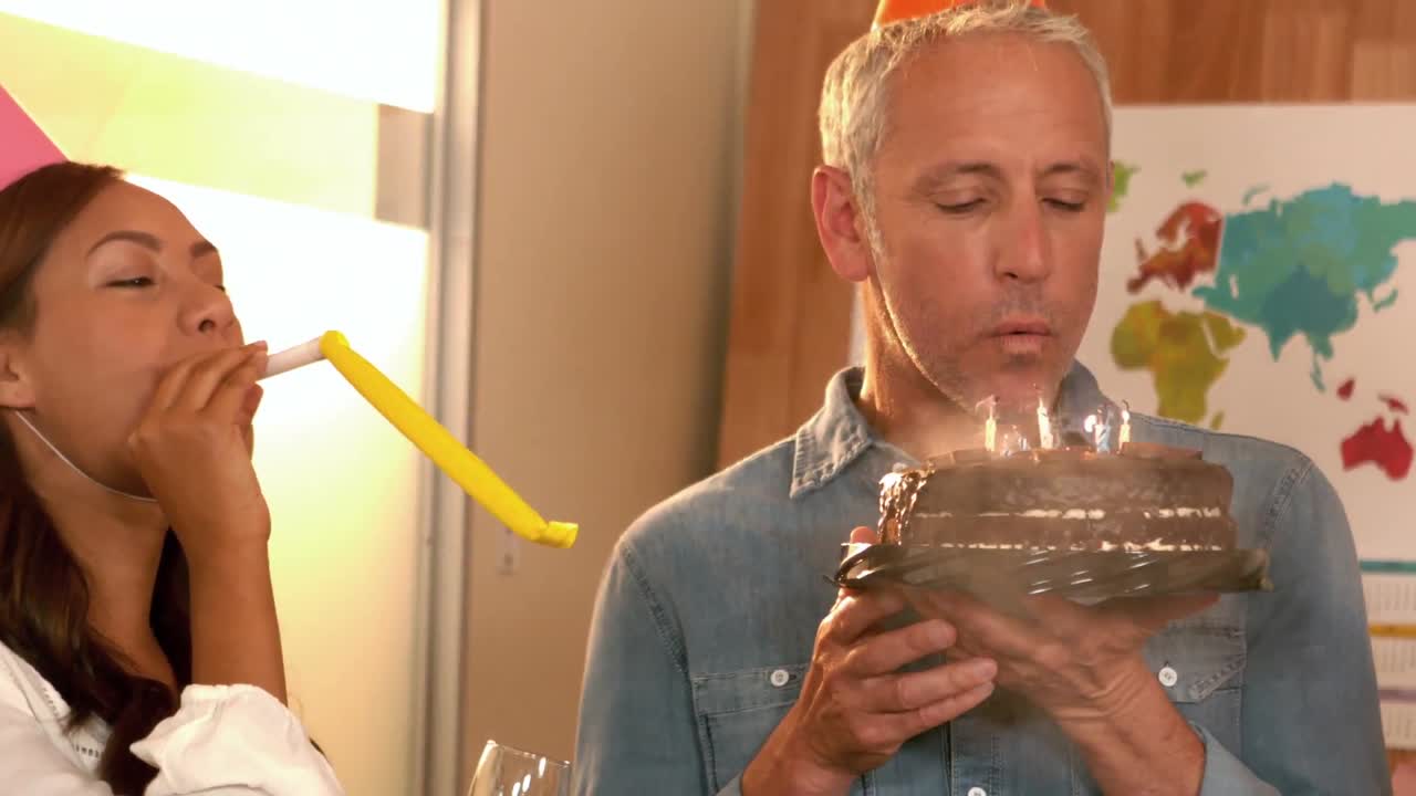 бизнес-команда празднует день рождения