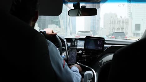 el conductor navega por las concurridas carreteras de dubái a la luz del día.