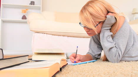 mujer rubia atractiva estudiando