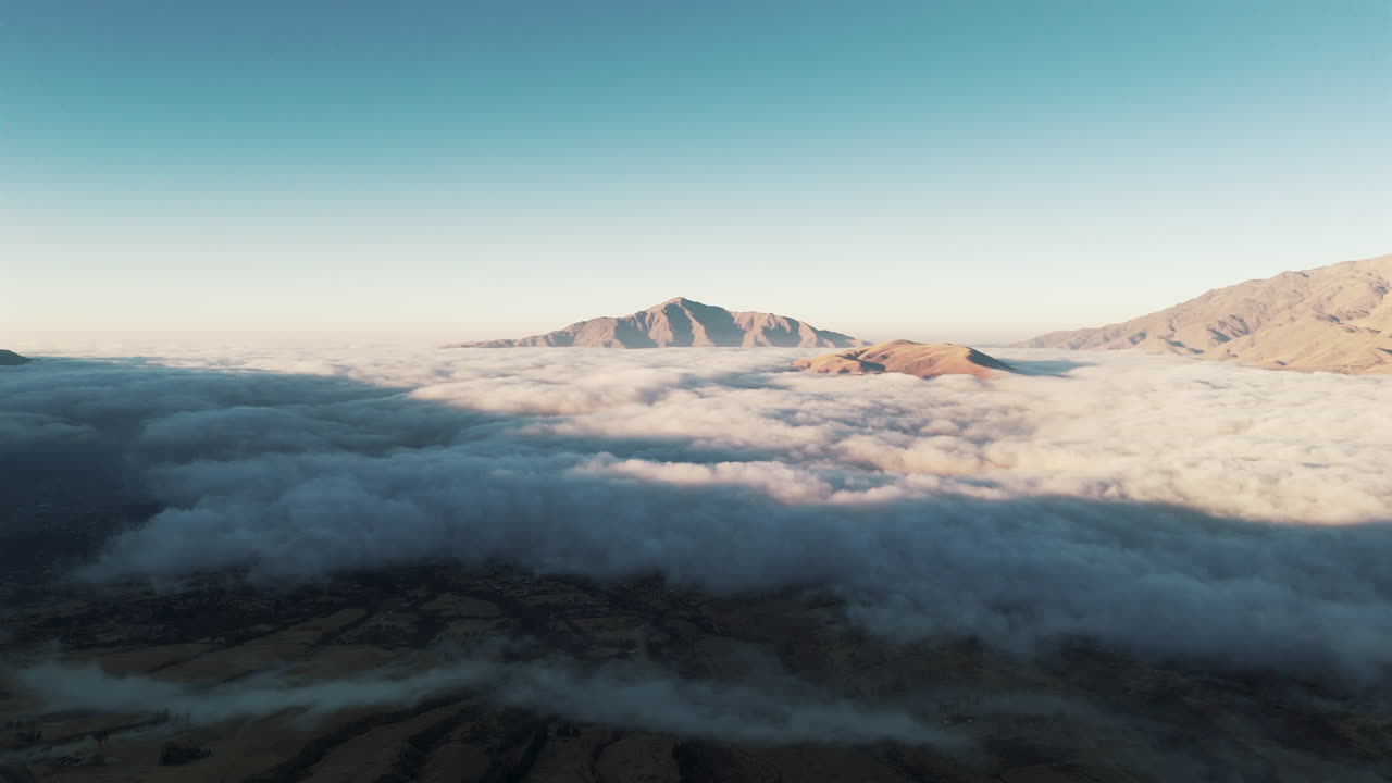 타피 델 리 (tafí del valle) 에서 숨을  수 있는 일출, 낮은 구름이 계곡 위에 부드럽게 떠다니며 마법과 평온한 분위기를 만니다.
