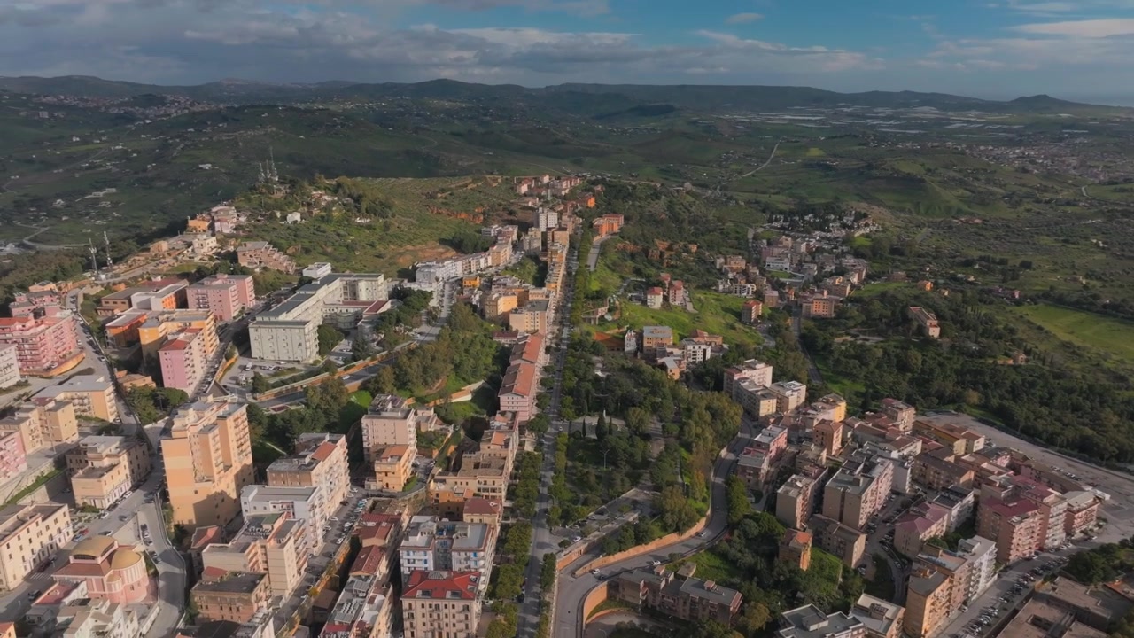 Agrigento si estende sotto in vista aerea da drone con condomini, strade