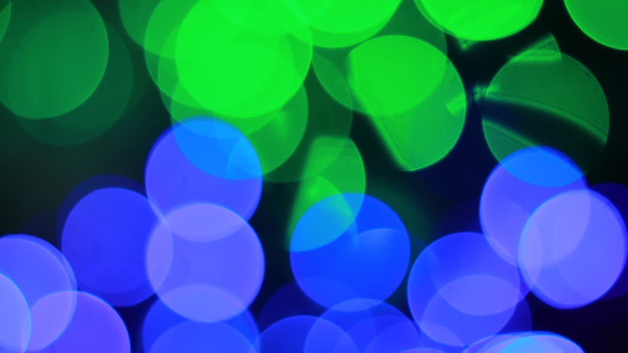 video borroso de bokeh colorido de la decoración de luces durante el festival como navidad, año nuevo o san valentín