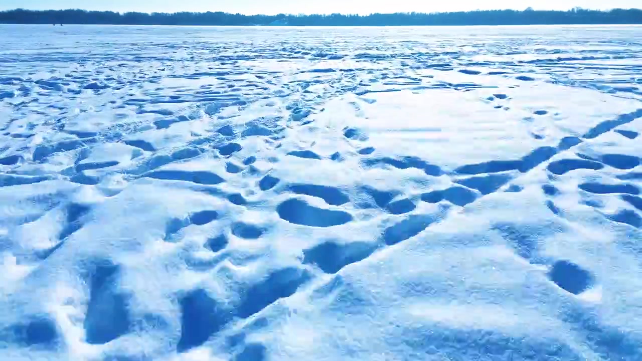 Tief fliegend über gefrorener Schneewüste, eisige Winterlandschaft