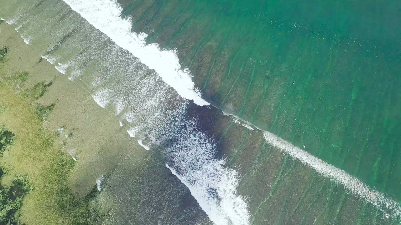 여름의 바다 파도는 아름다운 르키즈 파란 빛나는 물에 완벽한 루프.