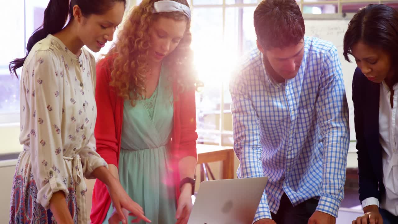 grupo de ejecutivos de negocios que interactúan a través de un documento gráfico