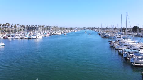 Elevación-De-La-Antena-Del-Puerto-De-Oxnard-Con-Barcos,-Yates-Y-Marina-California-1