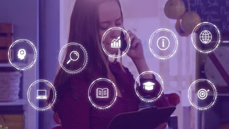 mujer de negocios hablando por teléfono con iconos digitales de animación sobre ella